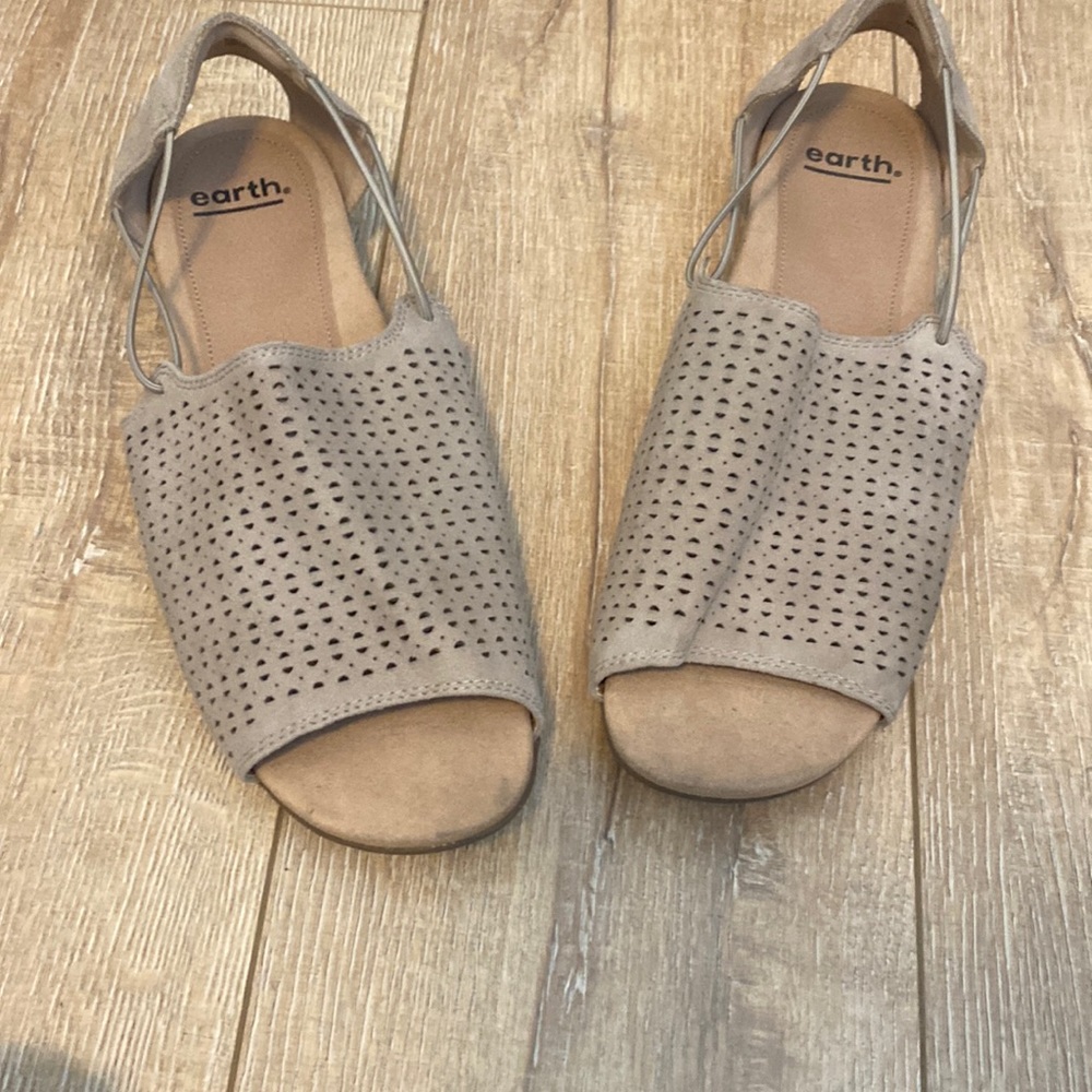Never worn Earth size 11 sandal tan.